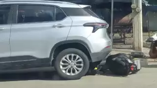 La motociclista, una menor de edad, perdió el control y derrapó.