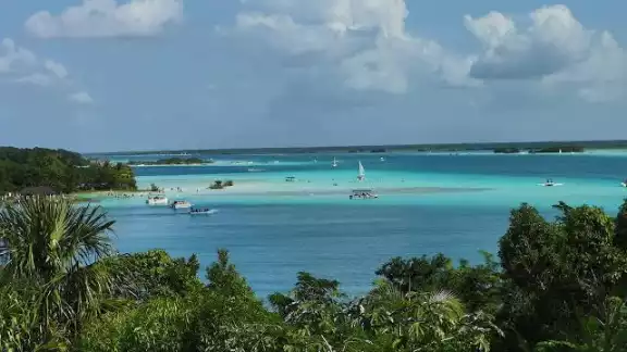 Debido a que la laguna no cuenta con oleaje, la oxigenación no es producida naturalmente Debido a que la laguna no cuenta con oleaje, la oxigenación no es producida naturalmente