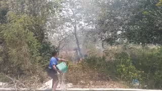 Vecinos combatieron el fuego con cubetas para evitar que alcanzara viviendas cercanas.
