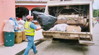 Al menos 600 empleados de confianza del Ayuntamiento de Palizada podrían no recibir sus prestaciones de fin de año, según revelaron trabajadores.
