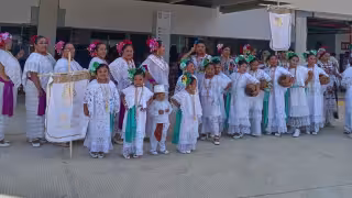 Grupo infantil sorprende con bailes regionales en Tenabo tras recorrido en el Tren Maya