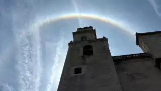 El halo solar se produce cuando la luz del sol se refracta a través de los cristales de hielo que se encuentran en la alta atmósfera