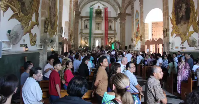 Cientos de visitantes locales y nacionales visitaron el templo