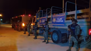 La Secretaría de Marina desplegó 14 elementos especializados de respuesta en Isla Arena, Calkiní.