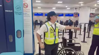 Domingo Damían, el joven que ayuda a los pasajeros a llegar a tiempo a sus vuelos en el aeropuerto de Cancún