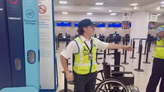 Estudiante y aeroportuario a la vez: Joven ayuda a viajeros con problemas de movilidad en el aeropuerto de Cancún
