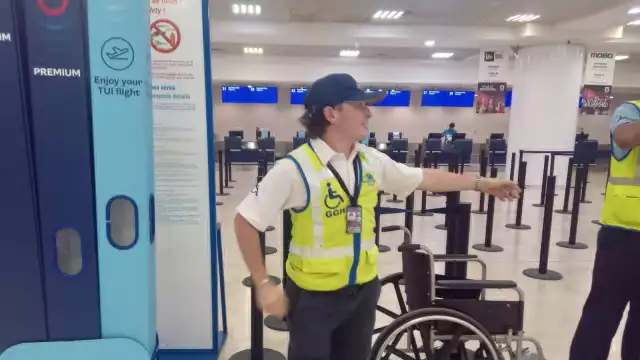 Estudiante y aeroportuario a la vez: Joven ayuda a viajeros con problemas de movilidad en el aeropuerto de Cancún