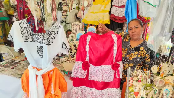 La artesana María Elena se dedica junto con su madre a fabricar trajes de campechana que vende en paquete o por piezas