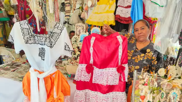La artesana María Elena se dedica junto con su madre a fabricar trajes de campechana que vende en paquete o por piezas