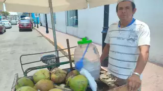 Economía se complica en Carmen; hasta comprar un coco es carísimo