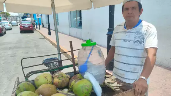 Cristian Castro, vendedor ambulante, indica que el calor ayuda a que el consumo se mantenga