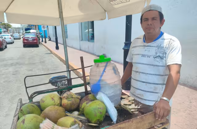 Cristian Castro, vendedor ambulante, indica que el calor ayuda a que el consumo se mantenga