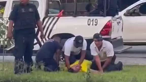 El conductor de la unidad intentó darse a la fuga de las autoridades El conductor de la unidad intentó darse a la fuga de las autoridades