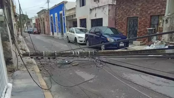 Un poste de concreto cayó debido al deterioro y los vientos de las lluvias recientes Un poste de concreto cayó debido al deterioro y los vientos de las lluvias recientes