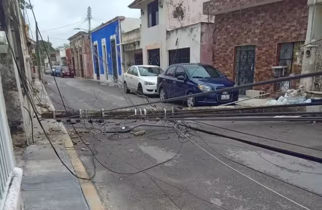 Un poste de concreto cayó debido al deterioro y los vientos de las lluvias recientes