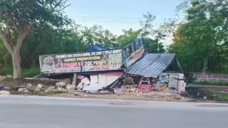 Conductor destruye una rosticería en Villas Oriente, Kanasín, y huye