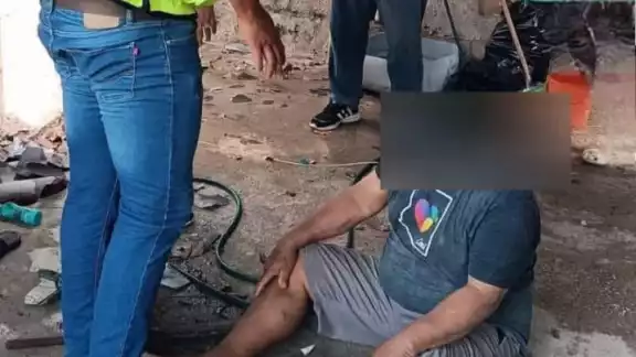 Paramédicos atienden a hombre que cayó desde el techo de su casa Paramédicos atienden a hombre que cayó desde el techo de su casa