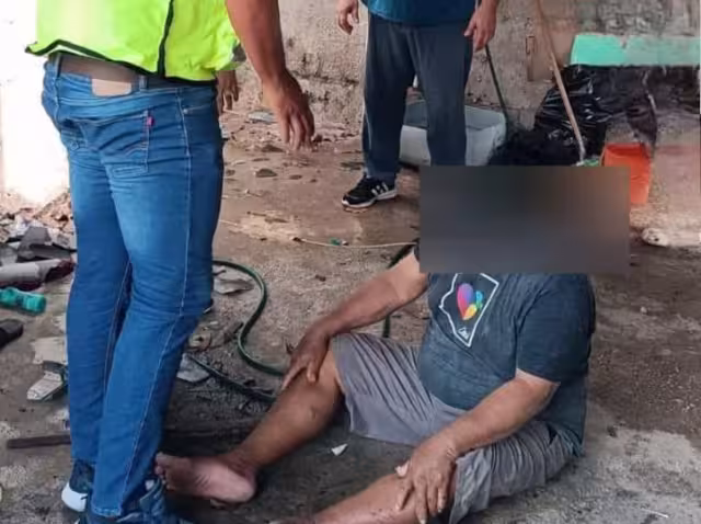 Paramédicos atienden a hombre que cayó desde el techo de su casa