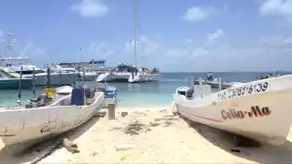 Ante la falta de ingresos y apoyos del Gobierno, algunos hombres de mar se dedican a recoger latas, limpiar las playas o apoyar a los guardavidas.