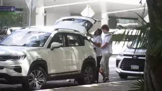 Taxistas de Cancún intentan ‘arrebatarle’ el pasaje a un chofer de Uber 