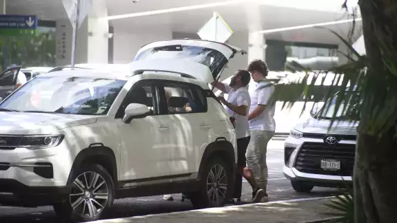 Intentaron evitar que el conductor de la plataforma de transporte brindara el servicio a una turista Intentaron evitar que el conductor de la plataforma de transporte brindara el servicio a una turista