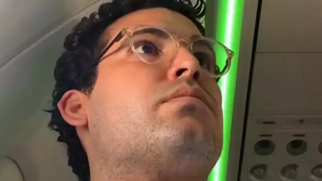 El influencer reveló que a los 30 minutos de vuelo un motor de la aeronave "reventó"