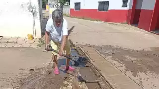 En Tinún, vecinas limpian alcantarillas para evitar inundaciones