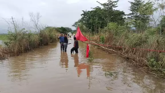 Enormes láminas de agua se crearon en tramos carreteros, que representan un riesgo para los conductores y transportistas que circulan por la zona. Enormes láminas de agua se crearon en tramos carreteros, que representan un riesgo para los conductores y transportistas que circulan por la zona.