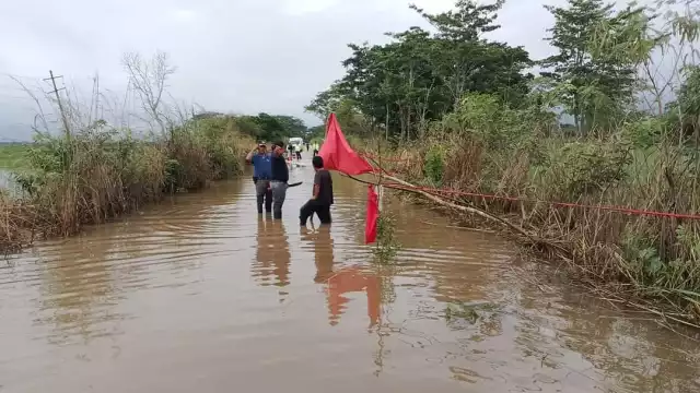 Enormes láminas de agua se crearon en tramos carreteros, que representan un riesgo para los conductores y transportistas que circulan por la zona.