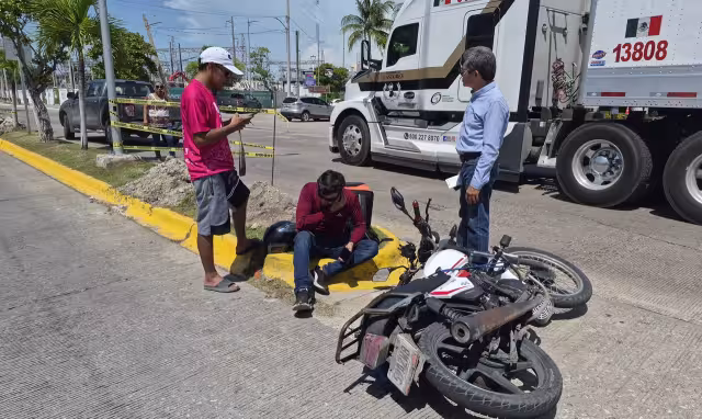 Motociclista repartidor impactado por camioneta en Ciudad del Carmen