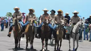 La cabalgata es una gran tradición de la feria carmelita cada año.