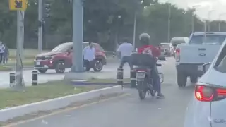 El chofer del Va y Ven y el de una camioneta arreglaron un percance vial con golpes.