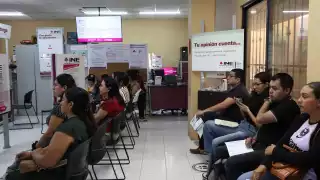 Hubo gran afluencia de personas en los módulos del INE en Mérida