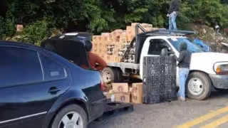 Tras accidente donde el chofer casi muere, se registra rapiña de cervezas en San Cristóbal