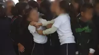 La madre de la menor afectada cambiaría a su hija de escuela de no darle solución a su problema