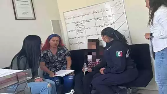 Niña es liberada después de que madre denuncia caso a autoridades. Niña es liberada después de que madre denuncia caso a autoridades.