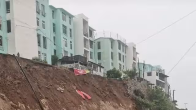 El colapso del muro en Infonavit Alta Progreso amenaza cinco edificios y fuerza la evacuación de más de 300 personas.