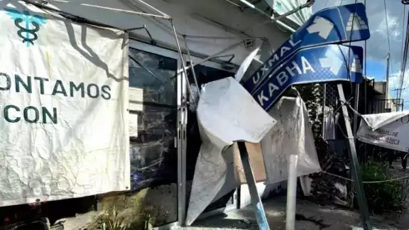 A su paso, una unidad del Va y Ven impactó un coche, derribó señales y terminó contra una farmacia