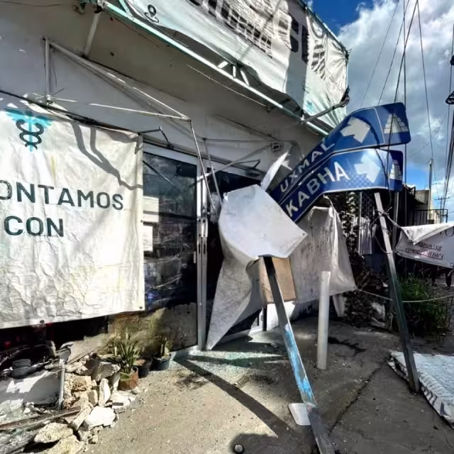 A su paso, una unidad del Va y Ven impactó un coche, derribó señales y terminó contra una farmacia