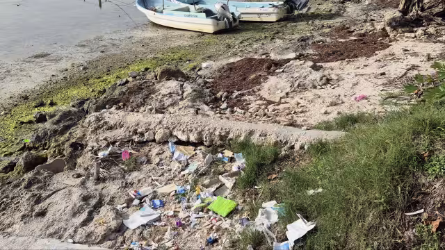 Tras un recorrido se encontraron botellas de plástico y vidrio