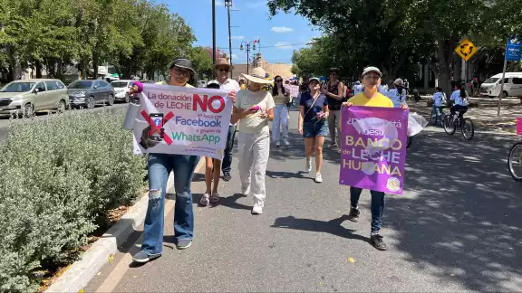 Integrantes de la Fundación Mexicana de Lactancia Humana encabezaron la marcha Integrantes de la Fundación Mexicana de Lactancia Humana encabezaron la marcha