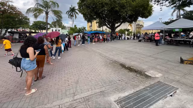 Decenas de personas hacen fila para el cambio de tarjetas de Va y Ven