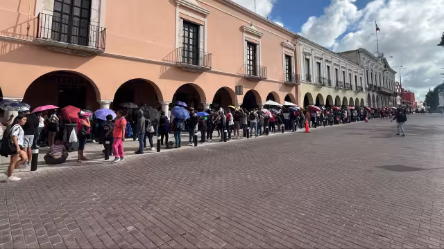 Son cientos de personas quienes esperan obtener boletos