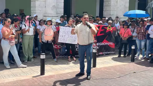 Los maestros de Yucatán se han plantado frente al Palacio de Gobierno