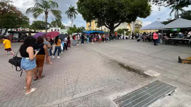 Decenas de personas hacen fila para el cambio de tarjetas de Va y Ven