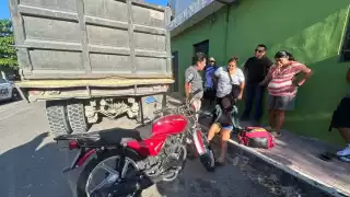 Gracias a la intervención de testigos, el conductor de la unidad pesada logró frenar a tiempo, evitando una tragedia