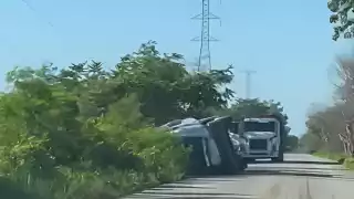 Mal estado de carretera Sabancuy–Chekubul provoca volcadura de unidad pesada