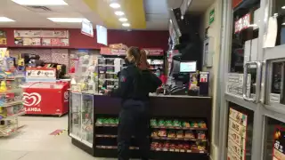 Pareja de ladrones comete robo dentro de un Oxxo en Cancún
