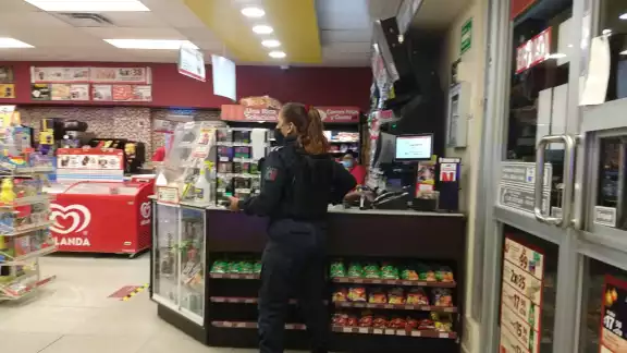 Pareja de ladrones comete robo dentro de un Oxxo en Cancún Pareja de ladrones comete robo dentro de un Oxxo en Cancún