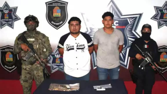 Detienen a dos jóvenes por posesión de drogas en Cancún Detienen a dos jóvenes por posesión de drogas en Cancún